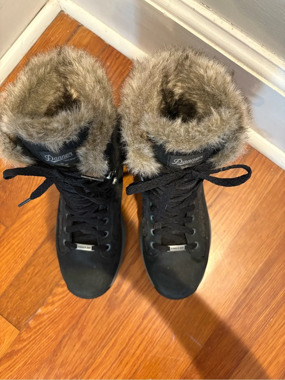 Danner Women's Black Winter Lace-Up Boots with Faux Fur Collar, size 8